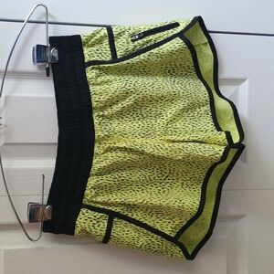 Lululemon Tracker III Sz 8 Running Shorts Dottie Dash Clarity Yellow Black 4"